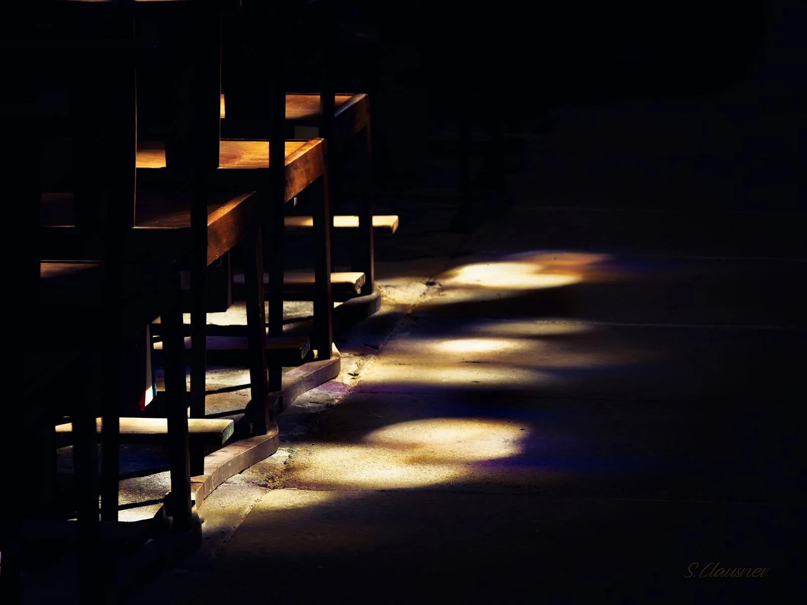 Rangées de chaises baignées de lumière