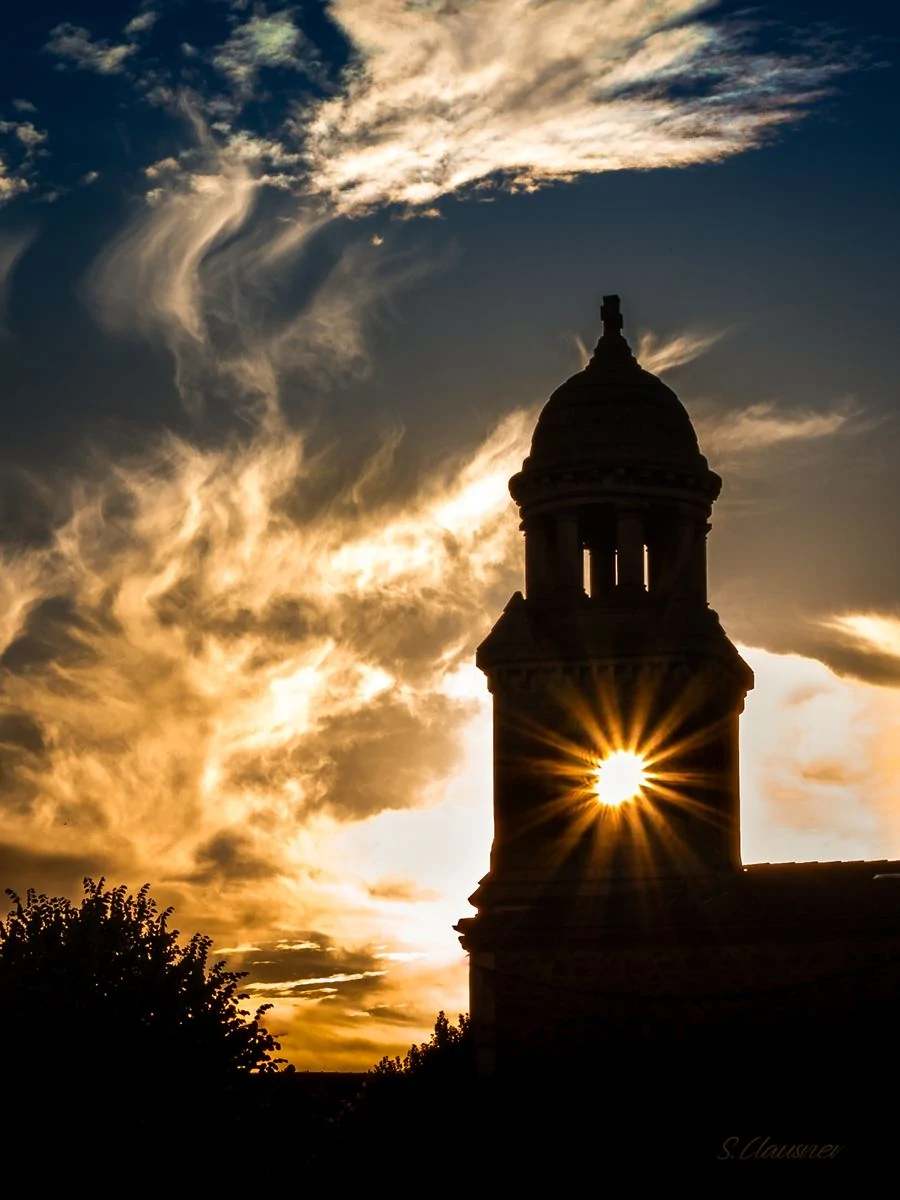 Clocher d’église traversé par un éclat de soleil