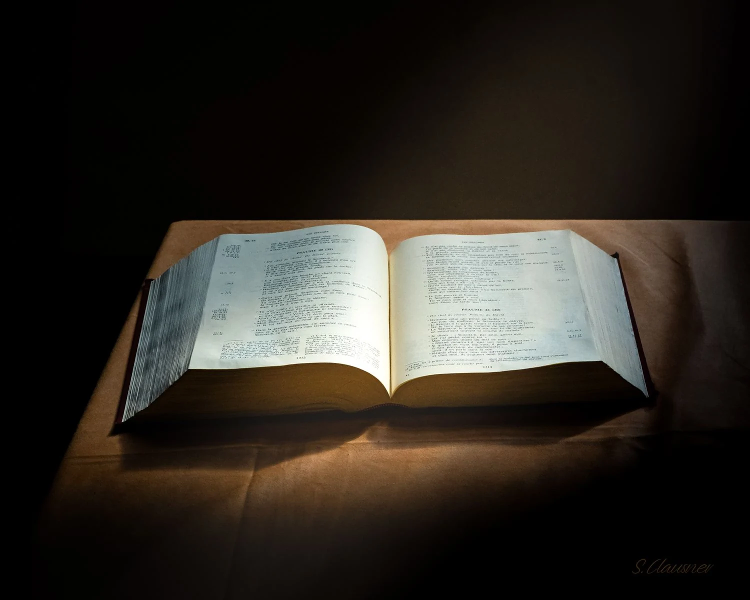 Livre ouvert éclairé dans une église sombre
