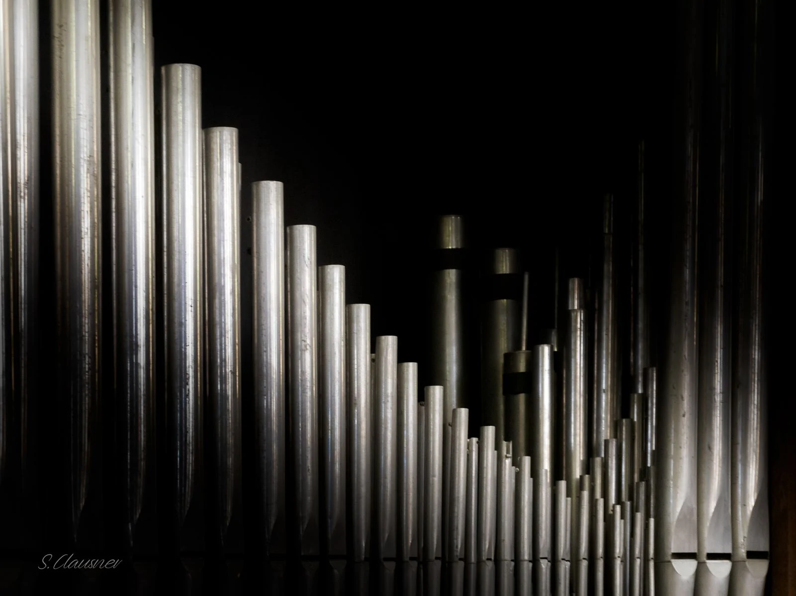 Tuyaux d’orgue émergeant de l’obscurité