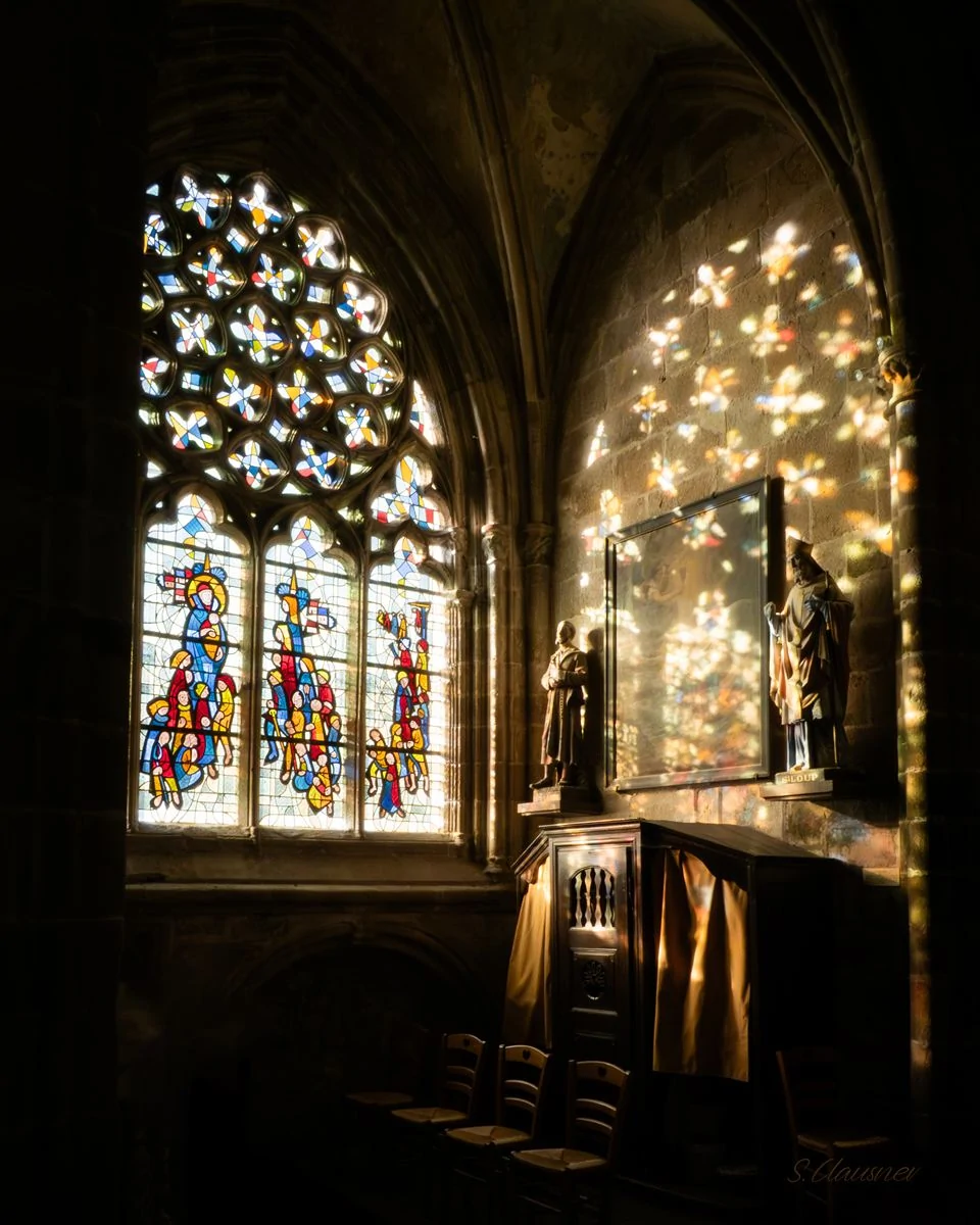 Vitraux projetant leur lumière sur les murs de l’église