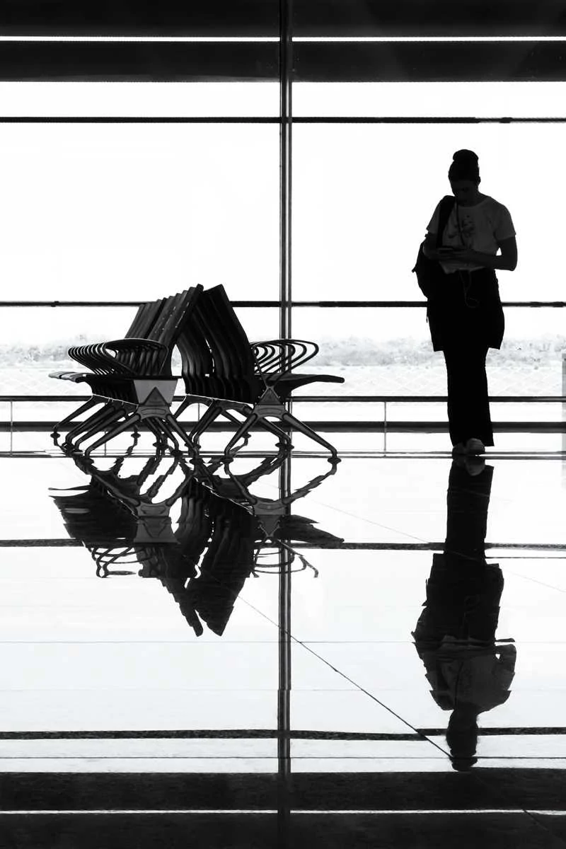 Silhouette et reflets dans un espace contemporain