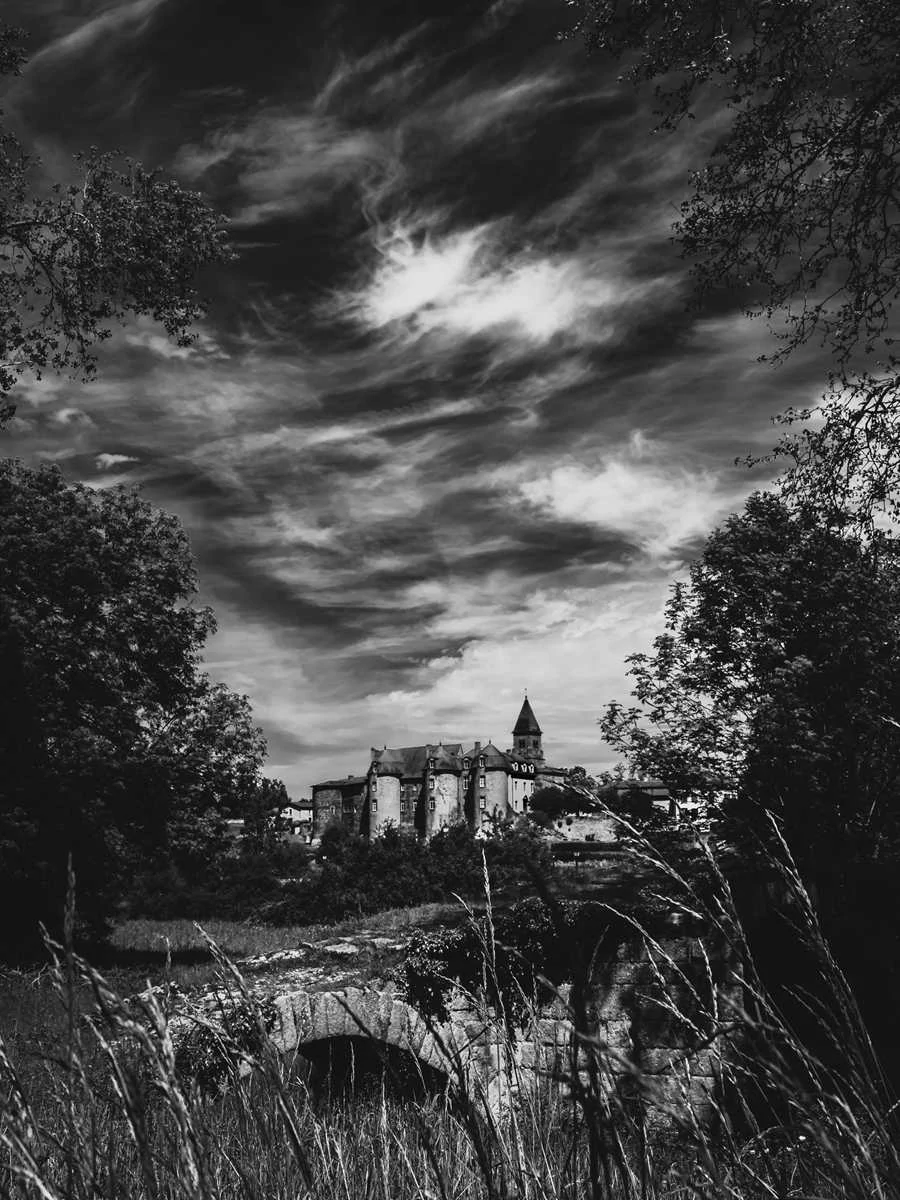 Château sur une colline sous un ciel tourmenté