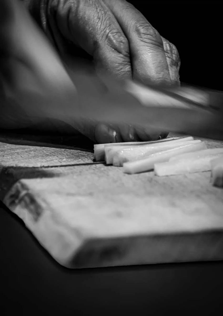 Main au travail sur une table de cuisine