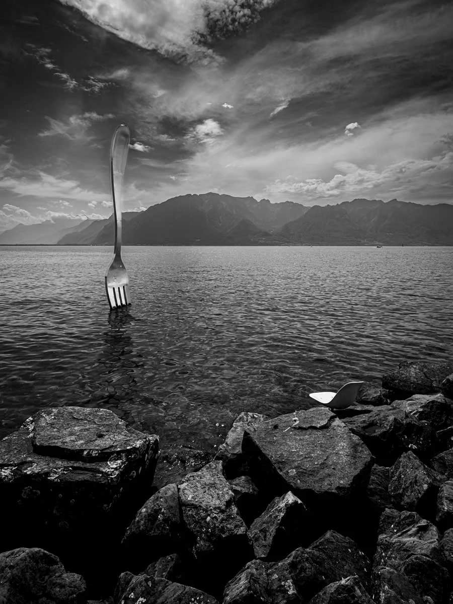 Jetée solitaire face au lac et aux montagnes